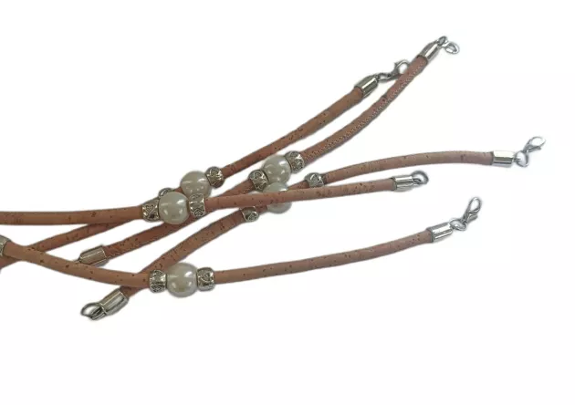 Korkowa bransoletka z białymi koralikami