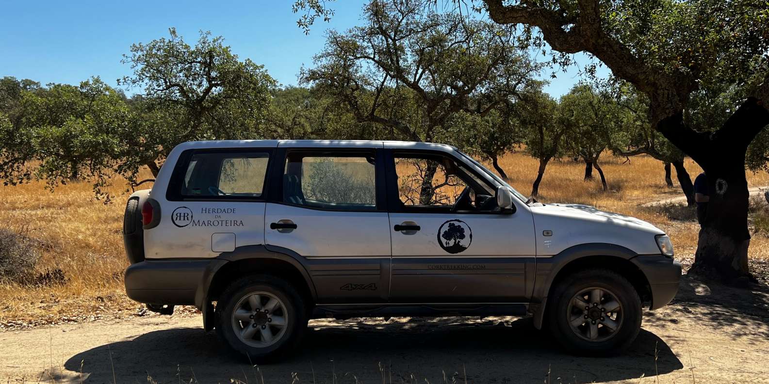 jeep w lesie korkowym Portugalia turystyka