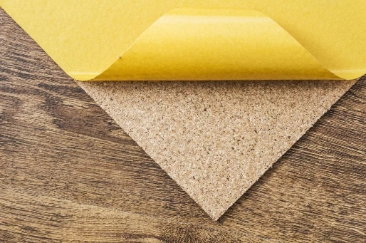 Udekoruj ścianę korkiem bez kleju - korkiem samoprzylepnym Udekoruj ścianę korkiem bez kleju - korkiem samoprzylepnym
