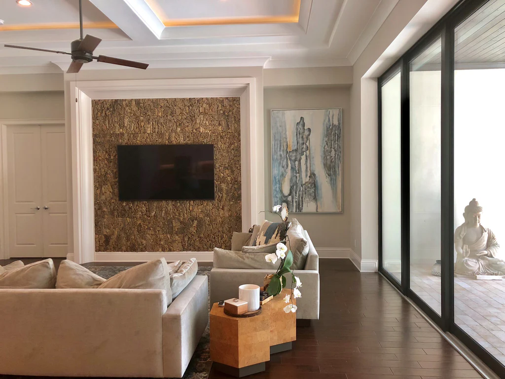 Jak użyć korka ściennego do stworzenia przytulnego salonu