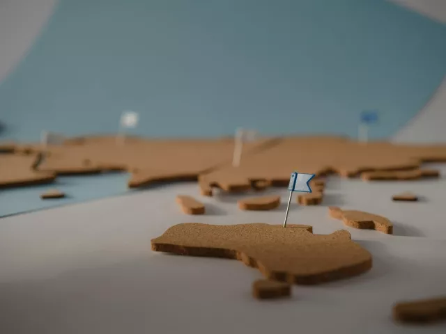 Mapy świata z korka – praktyczna i stylowa dekoracja wnętrz