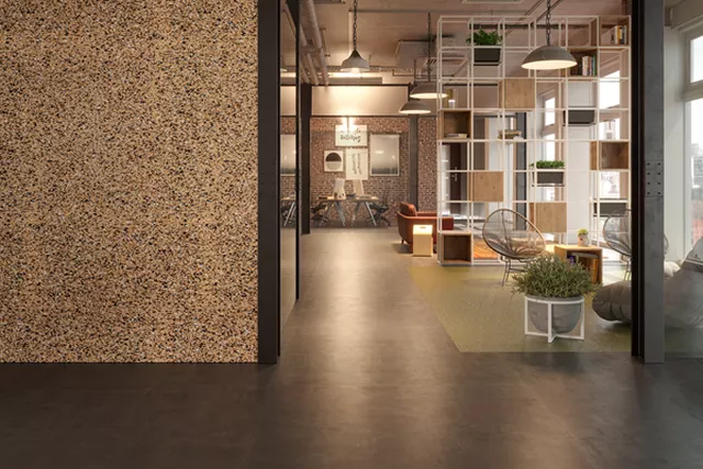 Jakie zalety daje korek w przestrzeniach publicznych?