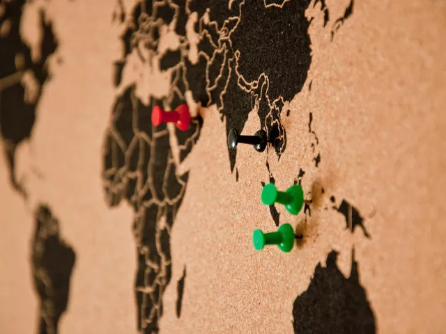 Jak wykorzystać korek samoprzylepny w domowym biurze?