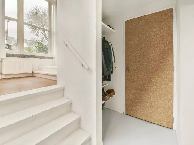 Czy korek może zastąpić tradycyjne wygłuszenie drzwi?