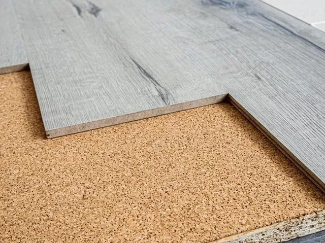 Podkład korkowy pod panele – kiedy warto go wybrać?