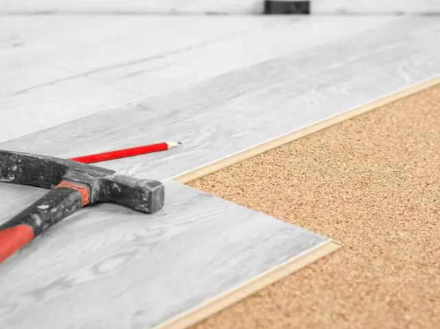 Podkład korkowy a wpływ na trwałość podłóg drewnianych