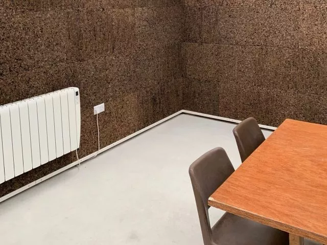 Jak wyciszyć ścianę od głośnego sąsiada? Wybierz korek!