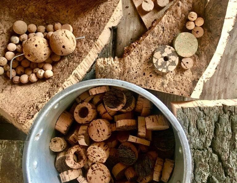 kawałki zatyczek korkowy i kory z korka naturalnego